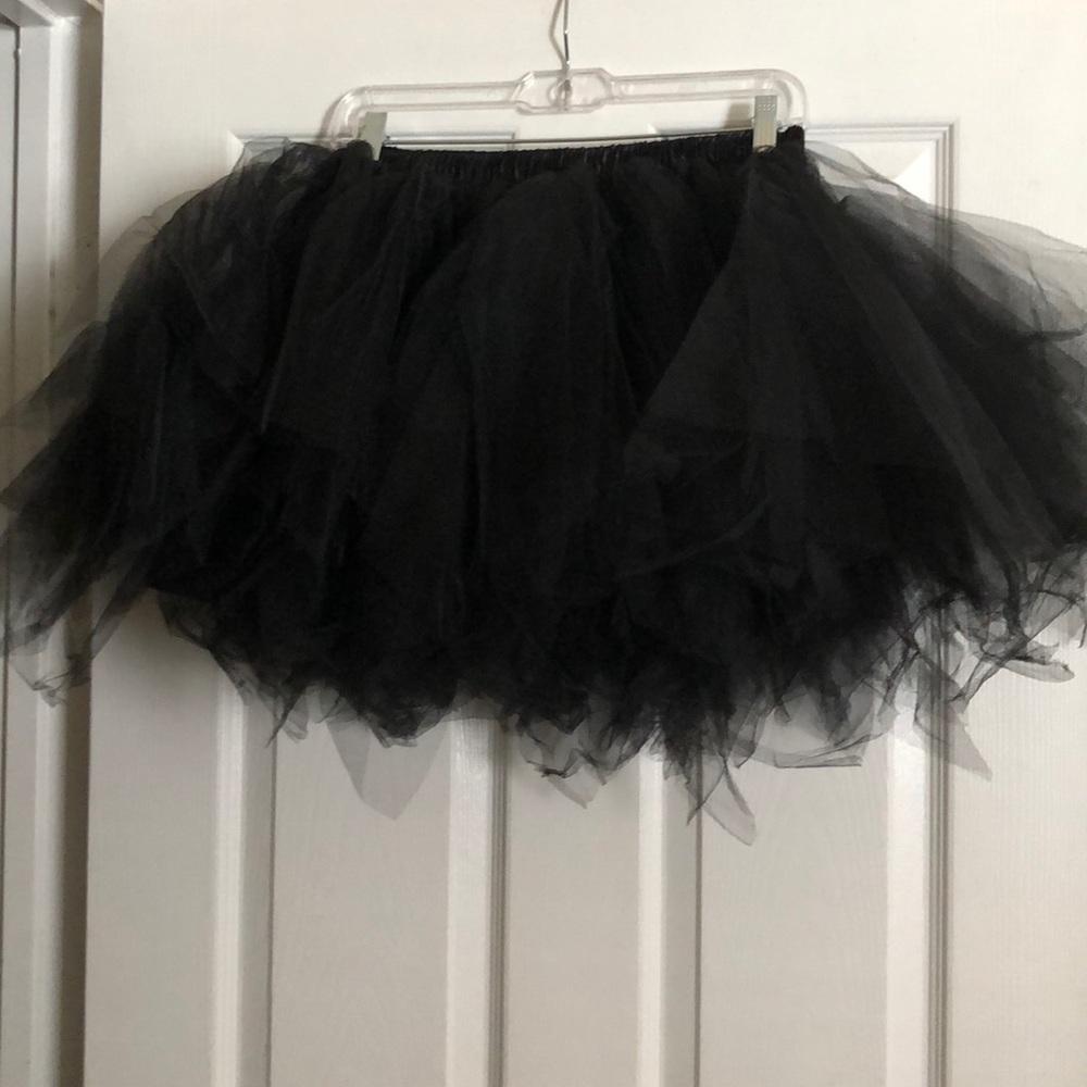 Short black tu-tu skirt